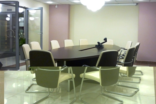 Конференц зал со столом для переговоров